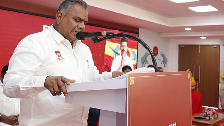 பொதுமக்களுக்கு இடையூறு ஏற்படுத்தக் கூடாது;  த.வெ.க. கட்அவுட்டுகளை அகற்ற வேண்டும்- என்.ஆனந்த் உத்தரவு