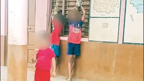 கிரிக்கெட் விளையாடிய சிறுவர்களை கட்டிவைத்து செருப்பால் தாக்கிய கொடூரம்: பரபரப்பு சம்பவம்