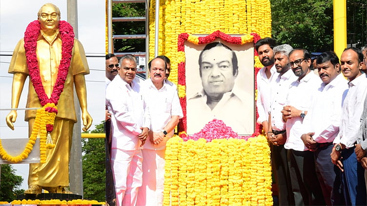கவியரசு கண்ணதாசன் சிலைக்கு தமிழக அரசு சார்பில் மரியாதை
