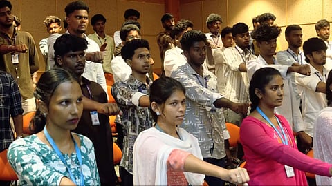 உறுதிமொழி ஏற்றும் கல்லூரி மாணவர்கள்.