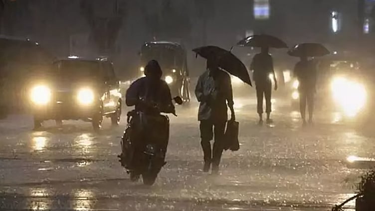 சென்னையின் பல்வேறு பகுதிகளில் பரவலாக மழை
