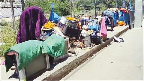 வாடகை கட்டாததால் வீட்டில் இருந்து வெளியேற்றம்: ரோட்டில் குழந்தைகளுடன் தவிக்கும் பெண்