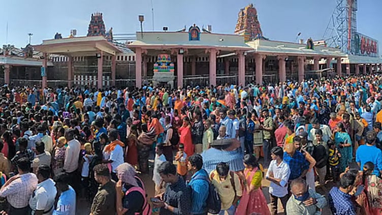 தொடர் விடுமுறையால் பழனி முருகன் கோவிலில் குவிந்த பக்தர்கள்; 2 மணி நேரம் காத்திருந்து சாமி தரிசனம்