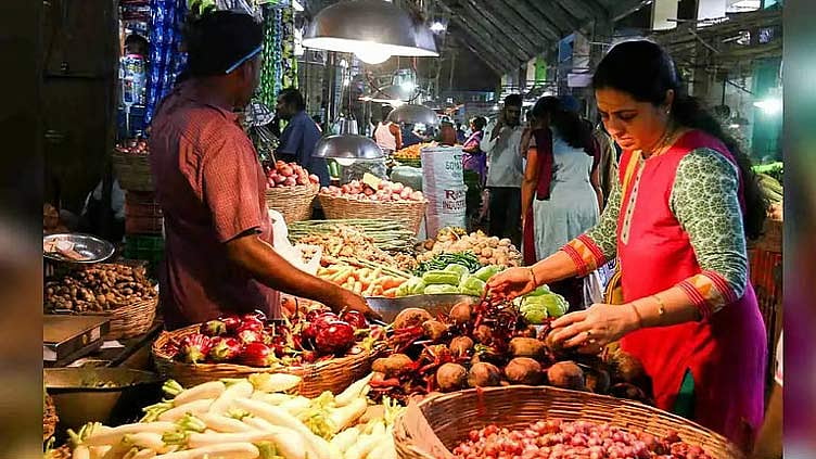 வரத்து குறைவு: கோயம்பேடு சந்தையில் காய்கறி விலை கிடுகிடு உயர்வு 

