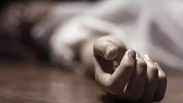 தாயை இழந்த வேதனையில் பரிதாபம்: 10-ம் வகுப்பு மாணவி தூக்குப்போட்டு தற்கொலை