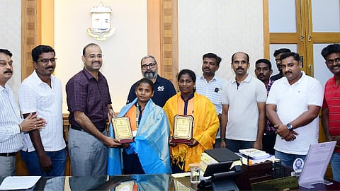 3 சவரன் நகையை போலீசில் ஒப்படைத்த தூய்மைப் பணியாளர்கள்: மாநகராட்சி ஆணையாளர் பாராட்டு