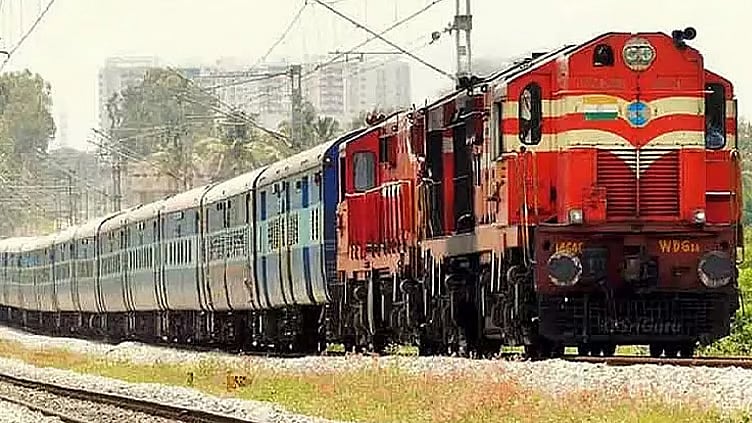 அதிக சிறப்பு ரெயில்களை இயக்கி தெற்கு ரெயில்வே சாதனை: 32.98 லட்சம் பேர் பயணம் 