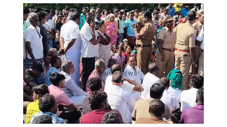திருச்சி: மேம்பாலம் அமைக்க கோரி பொதுமக்கள் சாலையில் போராட்டம்