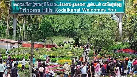 கொடைக்கானலில் குவிந்த சுற்றுலாப்பயணிகள்: கடும் போக்குவரத்து நெரிசல்