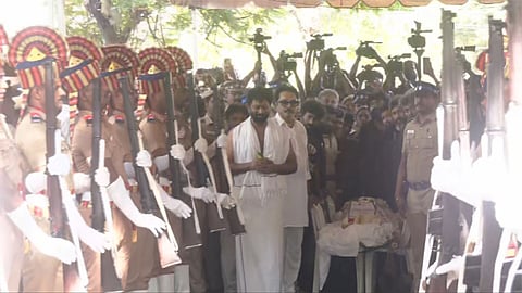 இயக்குனர் பாக்யராஜ் உடலுக்கு காவல்துறை அணிவகுப்பு மரியாதை
