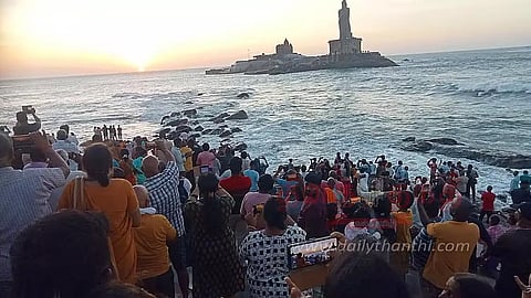 விடுமுறை தினம்: கன்னியாகுமரியில் குவிந்த சுற்றுலா பயணிகள்