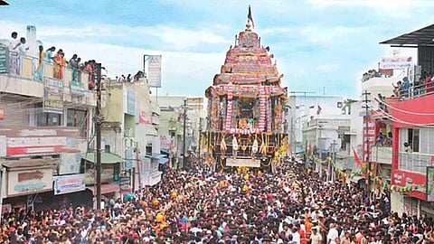 நெல்லையப்பர் கோவில் தேரோட்டம் தொடங்கியது.. பக்தர்கள் வெள்ளத்தில் மிதந்து வரும் தேர்