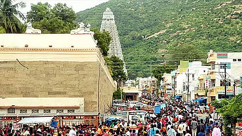 திருவண்ணாமலையில் பவுர்ணமியையொட்டி பல்லாயிரக்கணக்கான பக்தர்கள் கிரிவலம்