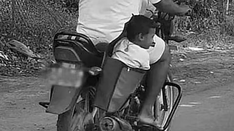 குழந்தையை லக்கேஜ் பைக்குள் வைத்து பைக்கில் பயணம்