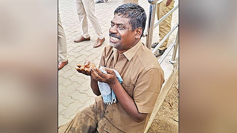 கலெக்டர் அலுவலகத்தில் வேலை கேட்டு கதறி அழுத பஸ் கண்டக்டர்... நெல்லையில் பரபரப்பு