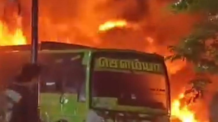 வடலூர்: ஓடும் பேருந்தின் டீசல் டேங்க் வெடித்து தீ விபத்து - நூலிழையில் உயிர் தப்பிய பயணிகள்!