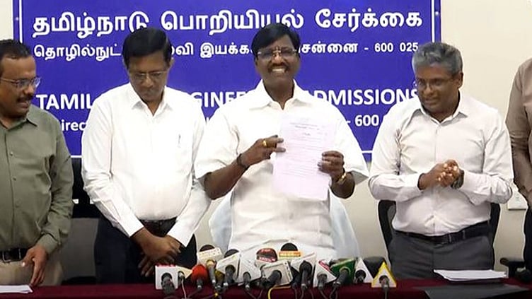 பொறியியல் மாணவர் சேர்க்கைக்கான தரவரிசை பட்டியல் வெளியீடு: தர்மபுரி மாணவி முதலிடம்