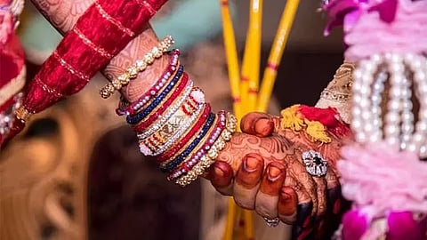 ‘புனித சடங்குகள் இல்லாமல் பதிவு செய்த இந்து திருமணங்கள் ஏற்புடையது அல்ல’ - குஜராத் ஐகோர்ட்டு தீர்ப்பு 