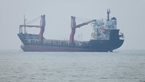 ஹார்முஸ் ஜலசந்தியில் தரை தட்டி நின்ற சரக்கு கப்பலால் பரபரப்பு