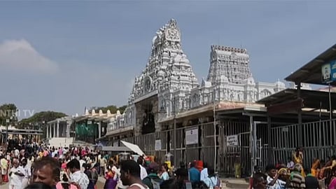 திருச்செந்தூர் கோவிலில் பக்தர்களுக்காக ரூ.1 கோடியில் காத்திருப்பு அறை - ஆவணி திருவிழாவிற்குள் பணிகளை முடிக்க அமைச்சர் ரமேஷ் உத்தரவு