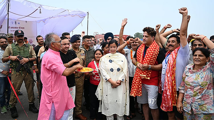 அமர்நாத் யாத்திரை: காஷ்மீர் பள்ளத்தாக்கிற்கு வந்த பக்தர்கள் குழுவிற்கு மலர் தூவி வரவேற்பு 