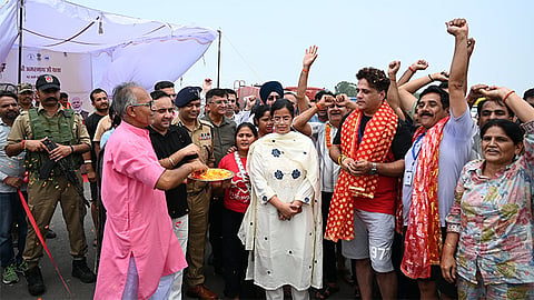அமர்நாத் யாத்திரை: காஷ்மீர் பள்ளத்தாக்கிற்கு வந்த பக்தர்கள் குழுவிற்கு மலர் தூவி வரவேற்பு 