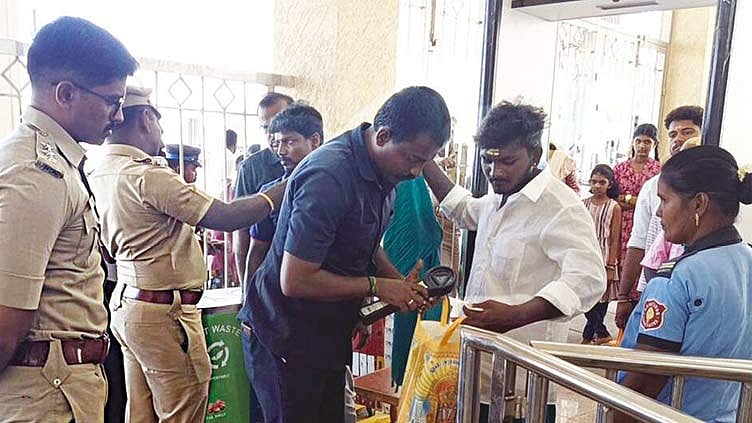 திருச்செந்தூர் முருகன் கோவிலில் செல்போன் தடை அமலுக்கு வந்தது