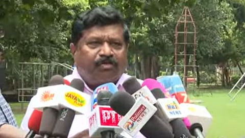 இடைத்தேர்தல் நடத்தக்கூடாது; தேர்தல் ஆணையத்தில் அதிமுக மனு