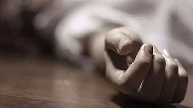 கல்லூரி விடுதியில் மாணவர் தூக்குப்போட்டு தற்கொலை - போலீசார் விசாரணை