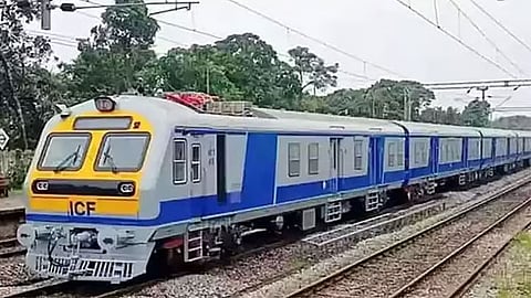 மின்சார ரெயிலில் ஏறிச் சென்ற பயணிகள்