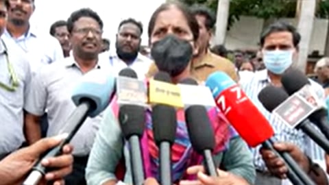 வாயு கசிவு விபத்து; ஆலையில் தேங்கி நிற்கும் 2 டன் அமோனியாவை வெளியேற்றும் பணி நாளை நடைபெறும் - மாவட்ட கலெக்டர் தகவல்