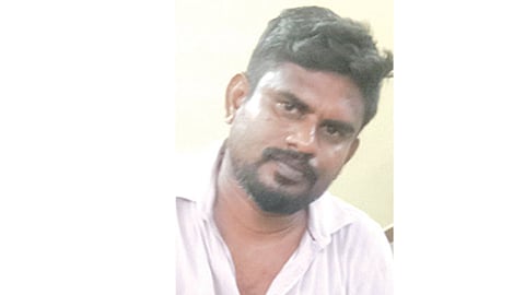 போலீஸ் நிலையத்தில் புகுந்து சப்-இன்ஸ்பெக்டரை தாக்கிய தி.மு.க. நிர்வாகி  கைது