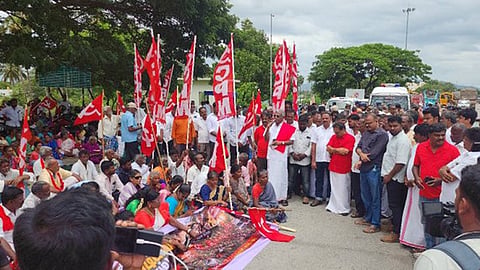 கிருஷ்ணகிரி சுங்கச்சாவடியை அகற்றக் கோரி மார்க்சிஸ்ட் கட்சியினர் முற்றுகைப் போராட்டம்!