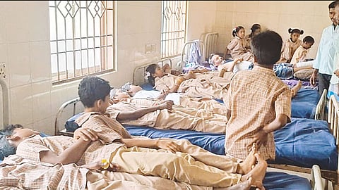 அரசு பள்ளியில் பிறந்தநாள் சாக்லேட் சாப்பிட்ட 21 மாணவர்களுக்கு திடீர் வாந்தி, மயக்கம்