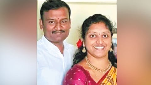 தம்பதி ரெயில் முன் பாய்ந்து தற்கொலை 