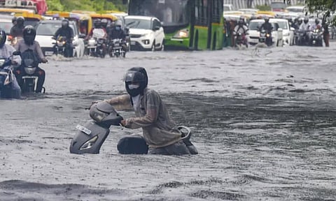
ரெட் அலர்ட்... எந்தெந்த மாநிலங்களில் கனமழை இன்று வெளுத்து வாங்கும்; விவரம் வெளியீடு
