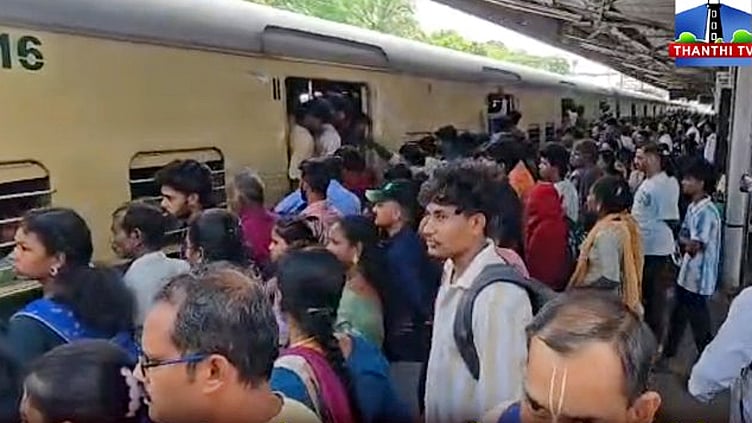 சென்னையில் 41 மின்சார ரெயில் சேவைகள் ரத்து: பயணிகள் அவதி