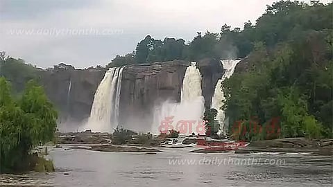 அதிரப்பள்ளி நீர்வீழ்ச்சியில் வெள்ளப்பெருக்கு - சுற்றுலா பயணிகள் செல்ல தடை