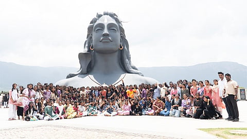 180 மாணவிகள் ஈஷா யோக மையத்தில் ஆன்மிகம், இயற்கை மற்றும் யோக அனுபவப் பயணம்