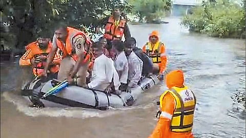 வெள்ளத்தில் தத்தளிக்கும் மும்பை;  பொதுமக்களின் இயல்பு வாழ்க்கை முடங்கியது 