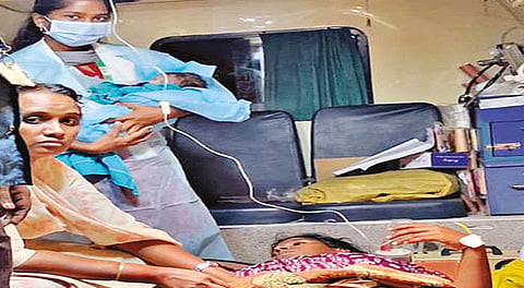 ஓடும் ஆம்புலன்சில் இளம்பெண்ணுக்கு பிரசவம்: ஆண் குழந்தை பிறந்தது