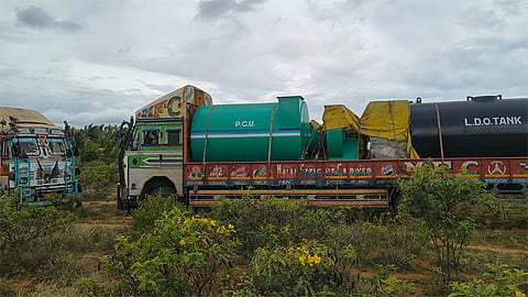 நெல்லை அருகே தார் தொழிற்சாலை அமைக்க தடையில்லா சான்று - கிராம மக்கள் எதிர்ப்பு 