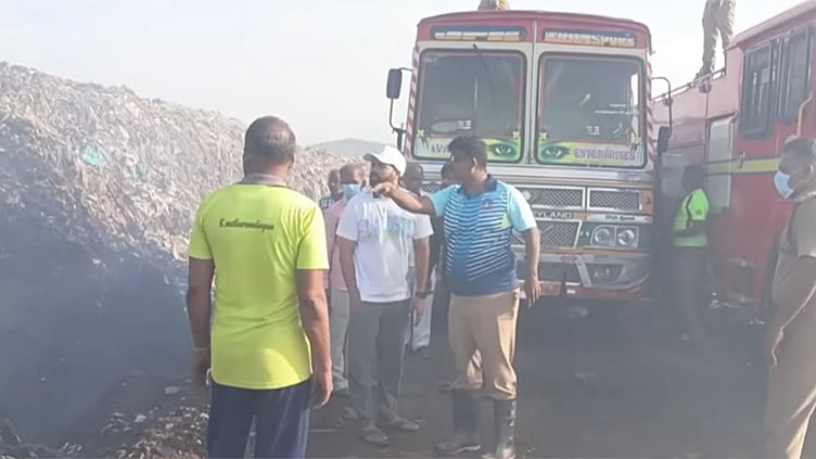 மதுரை வெள்ளக்கல் குப்பை கிடங்கில் தீ விபத்து; 2-வது நாளாக தொடரும் தீயணைப்பு பணி