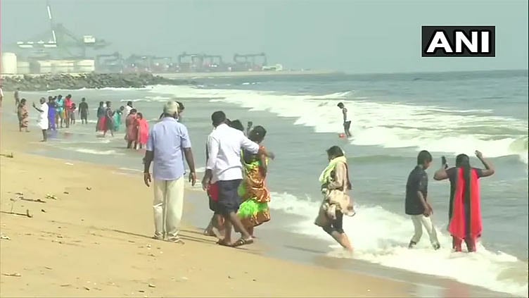 மெரினா கடற்கரையில் நண்பர்களுடன் கடலில் குளித்தபோது பாலிடெக்னிக் மாணவன் மாயம்