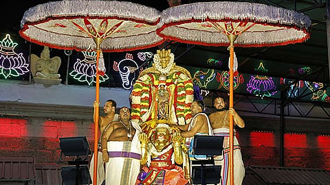திருச்சானூர் பத்மாவதி தாயார் கோவிலில் சுந்தரராஜ சுவாமி அவதார மகோற்சவம்... அனுமந்த வாகன சேவை கோலாகலமாக நடைபெற்றது.