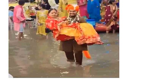மணமகளை தூக்கிச் சென்ற மணமகன்