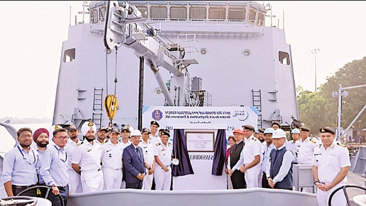 கொச்சி கடற்படை தளத்திற்கு  வந்த போர் கப்பலுக்கு வரவேற்பு