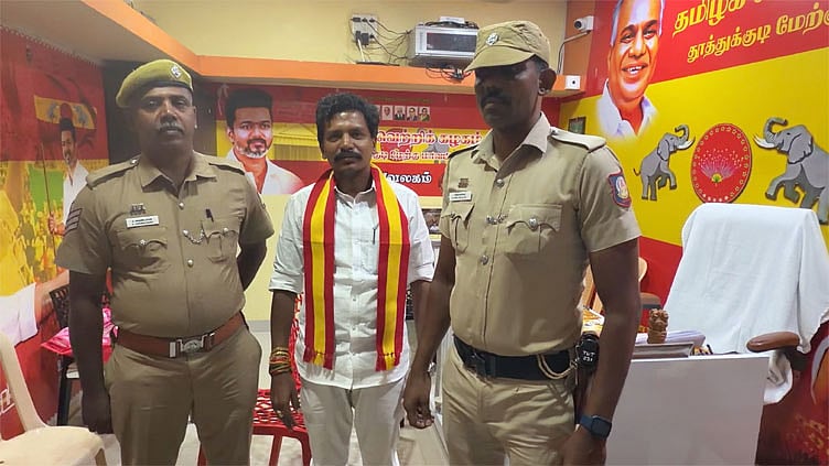 ஸ்ரீவைகுண்டம் தவெக எம்.எல்.ஏ சரவணனுக்கு துப்பாக்கி ஏந்திய போலீஸ் பாதுகாப்பு