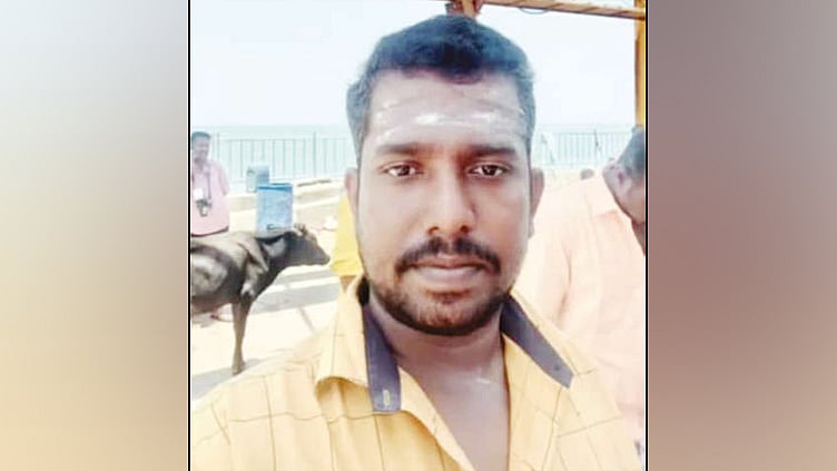 பஸ் நிலையத்தில் இளம்பெண்ணுக்கு கத்திக்குத்து: காதலிக்க மறுத்ததால் வாலிபர் வெறிச்செயல்