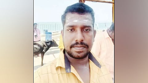 பஸ் நிலையத்தில் இளம்பெண்ணுக்கு கத்திக்குத்து: காதலிக்க மறுத்ததால் வாலிபர் வெறிச்செயல்